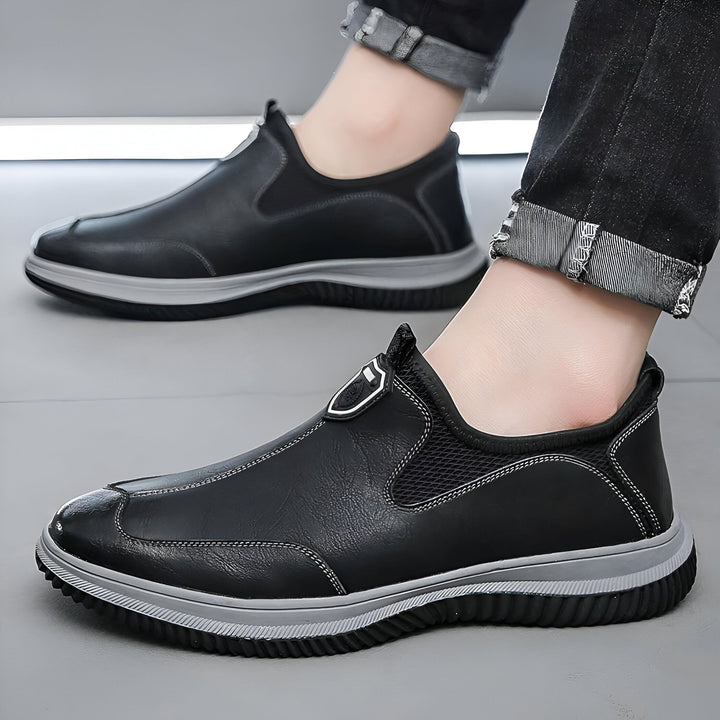 Chaussures décontractées en cuir noir pour homme. Mocassins confortables avec semelle gris clair. Style moderne et élégant. Détails de surpiqûres contrastées. Idéal pour un look tendance et décontracté., 45286931759285,45286931792053,45286931824821,45286931857589,45286931890357,45286931923125,45286931955893,45286931988661,45286932021429,45286932054197,45286932086965,45286932119733
