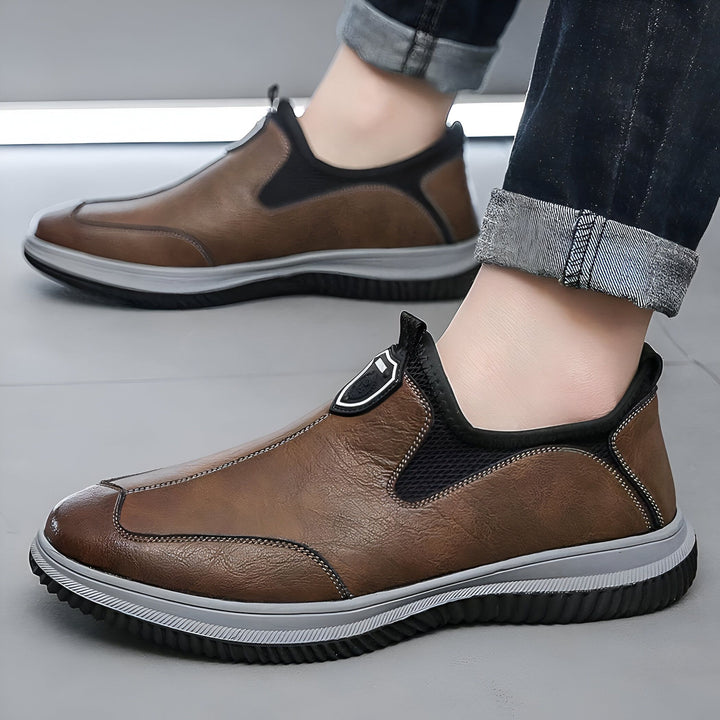 Chaussures marron décontractées pour hommes, style mocassins, avec empiècement noir. Mode masculine., 45286931759285,45286931792053,45286931824821,45286931857589,45286931890357,45286931923125,45286931955893,45286931988661,45286932021429,45286932054197,45286932086965,45286932119733