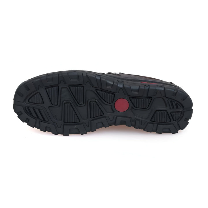 Semelle de chaussure noire avec motif de traction. Vue du dessous de la chaussure, détails de la semelle texturée., 45286897778869,45286897811637,45286897844405,45286897877173,45286897909941,45286897942709,45286897975477,45286898008245,45286898041013,45286898073781,45286898106549,45286898139317,45286898172085,45286898204853,45286898237621,45286898270389,45286898303157,45286898335925,45286898368693,45286898401461