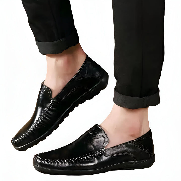 Homme portant des mocassins en cuir noir élégants avec un pantalon noir retroussé, style décontracté et chic. Chaussures pour homme., 45286897778869,45286897811637,45286897844405,45286897877173,45286897909941,45286897942709,45286897975477,45286898008245,45286898041013,45286898073781,45286898106549,45286898139317,45286898172085,45286898204853,45286898237621,45286898270389,45286898303157,45286898335925,45286898368693,45286898401461