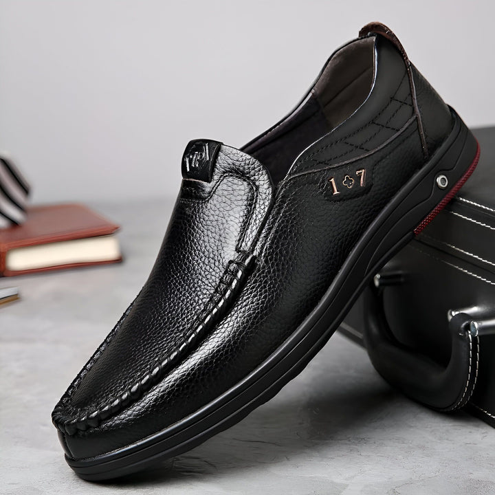 Mocassin en cuir noir pour homme, style décontracté et élégant. Idéal pour le travail ou les sorties. Détails soignés, confort assuré., 45286938411189,45286938443957,45286938476725,45286938509493,45286938542261,45286938575029,45286938607797,45286938640565,45286938673333,45286938706101,45286938738869,45286938771637,45286938804405,45286938837173,45286938869941,45286938902709,45286938935477,45286938968245,45286939001013,45286939033781,45286939066549,45286939099317