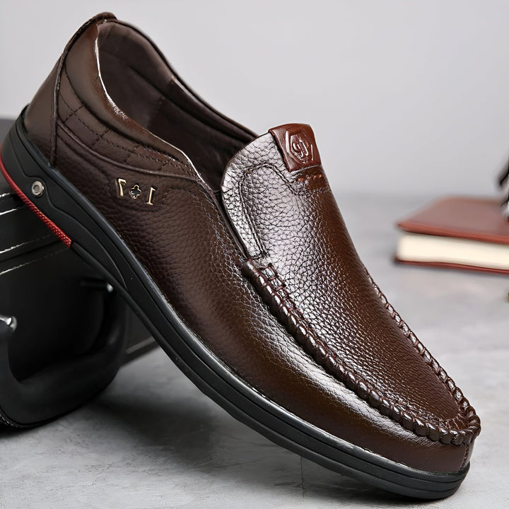 Mocassin en cuir marron pour homme, style élégant et confortable. Chaussure d'affaires décontractée, idéale pour le travail ou les sorties. Détails soignés et finitions impeccables., 45286938411189,45286938443957,45286938476725,45286938509493,45286938542261,45286938575029,45286938607797,45286938640565,45286938673333,45286938706101,45286938738869,45286938771637,45286938804405,45286938837173,45286938869941,45286938902709,45286938935477,45286938968245,45286939001013,45286939033781,45286939066549,45286