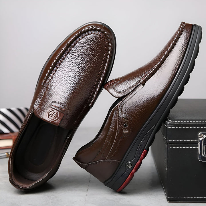Mocassins en cuir marron pour hommes, style décontracté. Chaussures élégantes avec couture décorative et semelle noire. Accessoire de mode masculine., 45286938411189,45286938443957,45286938476725,45286938509493,45286938542261,45286938575029,45286938607797,45286938640565,45286938673333,45286938706101,45286938738869,45286938771637,45286938804405,45286938837173,45286938869941,45286938902709,45286938935477,45286938968245,45286939001013,45286939033781,45286939066549,45286939099317