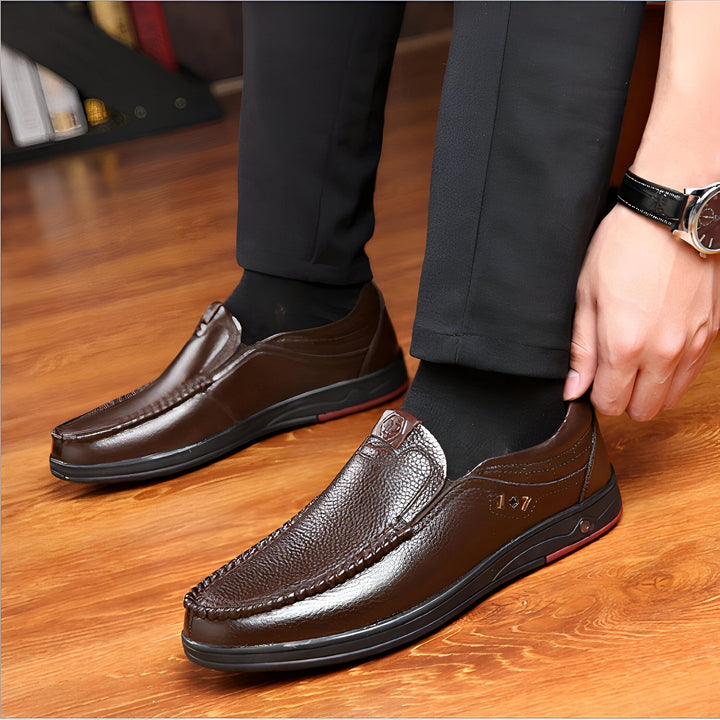 Homme en pantalon noir ajustant des mocassins marron en cuir souple. Montre élégante au poignet, plancher en bois. Chaussures confortables et élégantes., 45286938411189,45286938443957,45286938476725,45286938509493,45286938542261,45286938575029,45286938607797,45286938640565,45286938673333,45286938706101,45286938738869,45286938771637,45286938804405,45286938837173,45286938869941,45286938902709,45286938935477,45286938968245,45286939001013,45286939033781,45286939066549,45286939099317