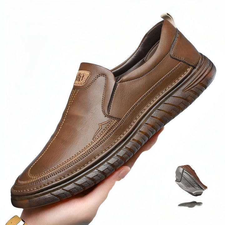 Mocassin marron en cuir dans une main, chaussure décontractée élégante avec surpiqûres et semelle texturée. Mode masculine, confort et style., 45286930940085,45286930972853,45286931005621,45286931038389,45286931071157,45286931103925,45286931136693,45286931169461,45286931202229,45286931234997,45286931267765,45286931300533,45286931333301,45286931366069,45286931398837,45286931431605,45286931464373,45286931497141,45286931529909,45286931562677,45286931595445