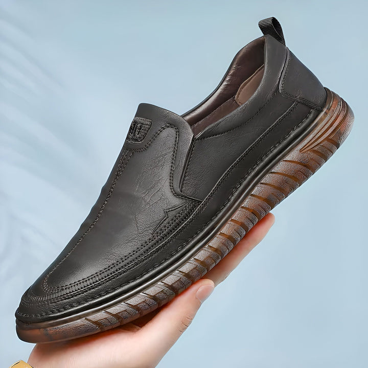 Chaussure décontractée en cuir noir pour hommes, style mocassin à enfiler avec semelle texturée marron. Confortable et élégante, parfaite pour un usage quotidien., 45286930940085,45286930972853,45286931005621,45286931038389,45286931071157,45286931103925,45286931136693,45286931169461,45286931202229,45286931234997,45286931267765,45286931300533,45286931333301,45286931366069,45286931398837,45286931431605,45286931464373,45286931497141,45286931529909,45286931562677,45286931595445