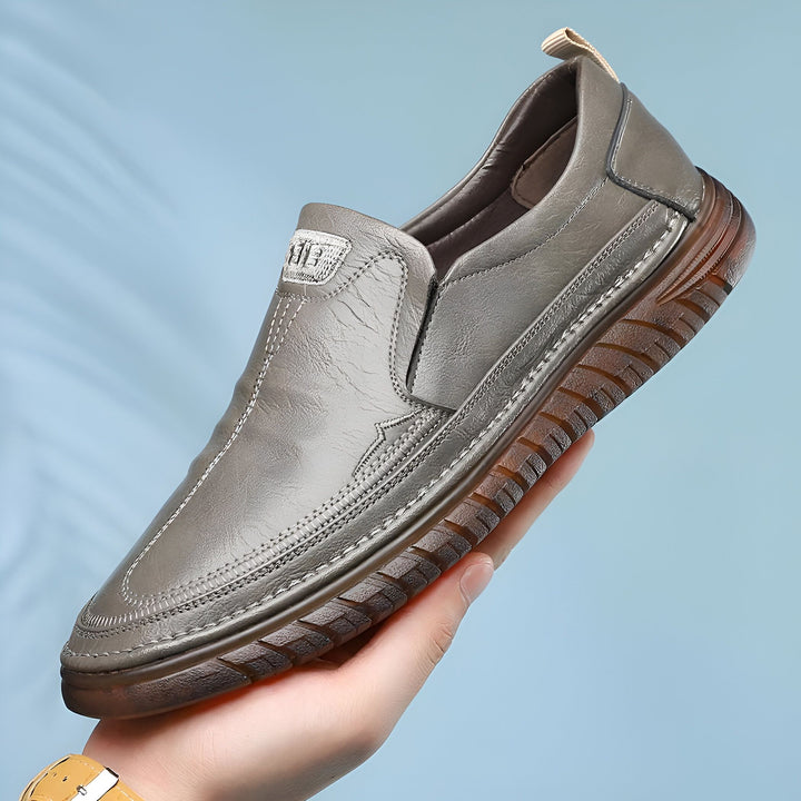 Mocassin en cuir gris pour homme, style décontracté avec semelle marron texturée. Chaussure confortable et élégante pour le quotidien. Mode masculine., 45286930940085,45286930972853,45286931005621,45286931038389,45286931071157,45286931103925,45286931136693,45286931169461,45286931202229,45286931234997,45286931267765,45286931300533,45286931333301,45286931366069,45286931398837,45286931431605,45286931464373,45286931497141,45286931529909,45286931562677,45286931595445