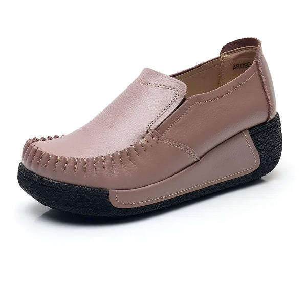 Mocassin confortable pour femme en cuir rose poudré avec semelle compensée noire. Détails de couture artisanale sur l'avant. Chaussure décontractée et élégante., 45286892896437,45286892929205,45286892961973,45286892994741,45286893027509,45286893060277,45286893093045,45286893125813,45286893158581,45286893191349,45286893224117,45286893256885,45286893289653,45286893322421,45286893355189,45286893387957,45286893420725,45286893453493,45286893486261,45286893519029,45286893551797,45286893584565,45286893617