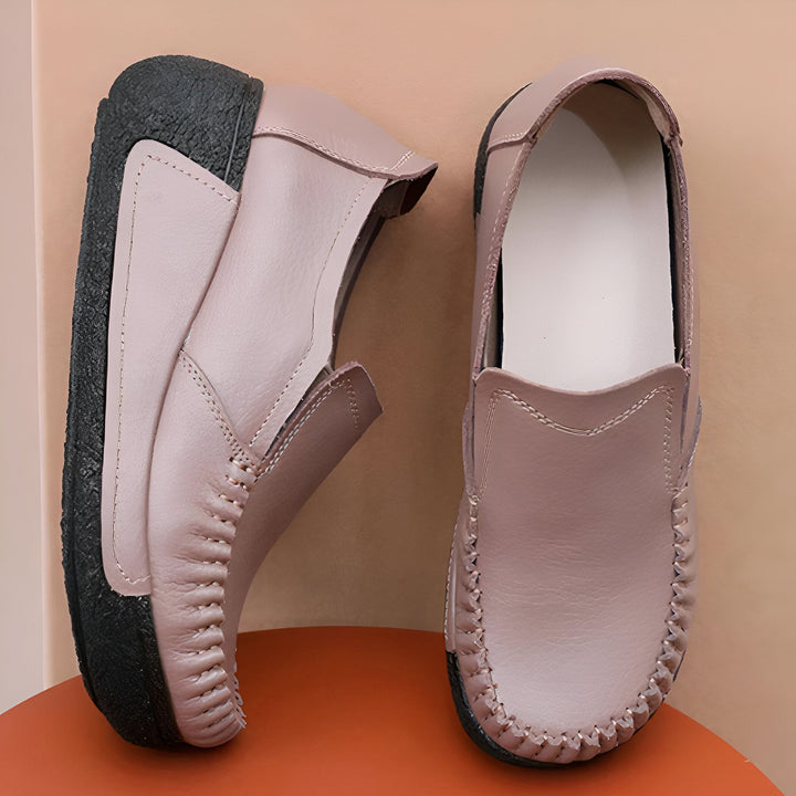 Vue rapprochée de mocassins en cuir rose avec semelles noires épaisses, posés sur un fond dégradé beige et orange. Chaussures confortables et modernes., 45286892896437,45286892929205,45286892961973,45286892994741,45286893027509,45286893060277,45286893093045,45286893125813,45286893158581,45286893191349,45286893224117,45286893256885,45286893289653,45286893322421,45286893355189,45286893387957,45286893420725,45286893453493,45286893486261,45286893519029,45286893551797,45286893584565,45286893617333,4528689