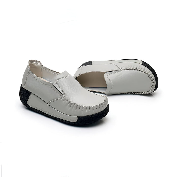 Deux chaussures bateau grises pour femmes sur fond blanc. Chaussures à enfiler, confortables avec semelle compensée noire. Chaussures décontractées en cuir pour femme., 45286892896437,45286892929205,45286892961973,45286892994741,45286893027509,45286893060277,45286893093045,45286893125813,45286893158581,45286893191349,45286893224117,45286893256885,45286893289653,45286893322421,45286893355189,45286893387957,45286893420725,45286893453493,45286893486261,45286893519029,45286893551797,45286893584565,4528689