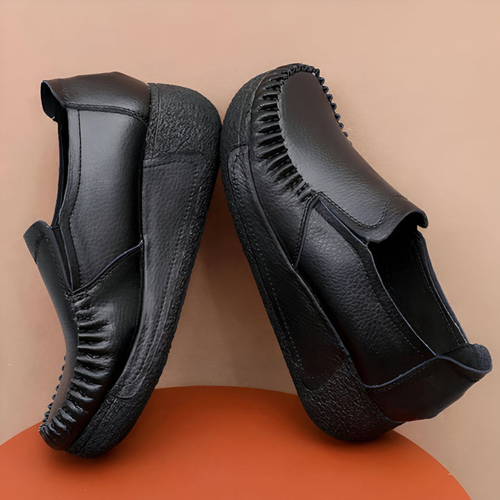 Deux mocassins en cuir noir pour femmes, confortables et élégants. Détails cousus sur le devant. Chaussures décontractées parfaites pour le quotidien., 45286892896437,45286892929205,45286892961973,45286892994741,45286893027509,45286893060277,45286893093045,45286893125813,45286893158581,45286893191349,45286893224117,45286893256885,45286893289653,45286893322421,45286893355189,45286893387957,45286893420725,45286893453493,45286893486261,45286893519029,45286893551797,45286893584565,45286893617333,45286893