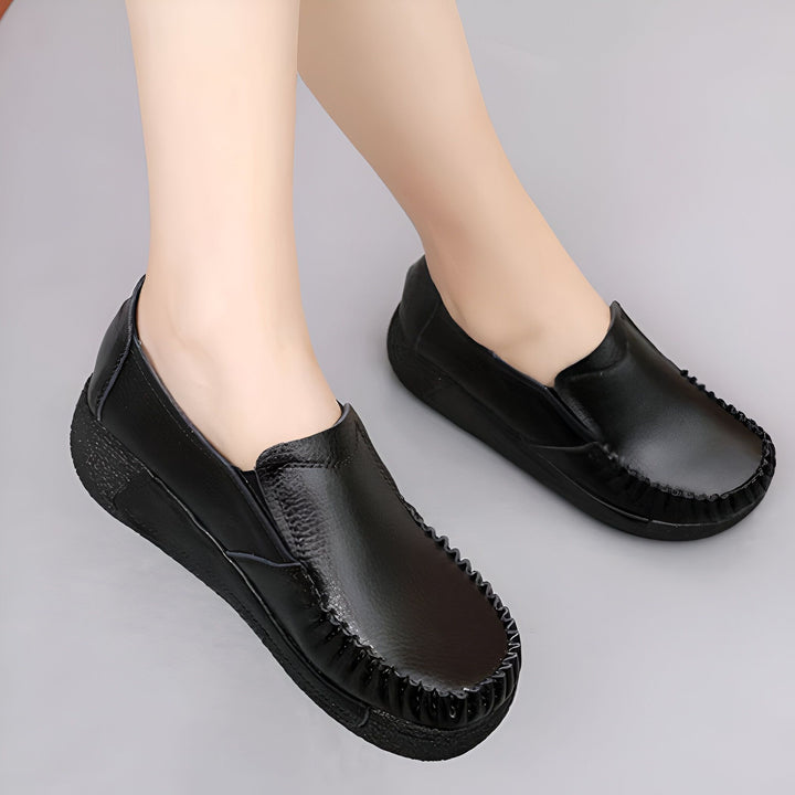 Mocassins noirs en cuir portés par une femme, chaussures confortables et élégantes avec semelle compensée, style décontracté et pratique pour le quotidien., 45286892896437,45286892929205,45286892961973,45286892994741,45286893027509,45286893060277,45286893093045,45286893125813,45286893158581,45286893191349,45286893224117,45286893256885,45286893289653,45286893322421,45286893355189,45286893387957,45286893420725,45286893453493,45286893486261,45286893519029,45286893551797,45286893584565,45286893617333,45