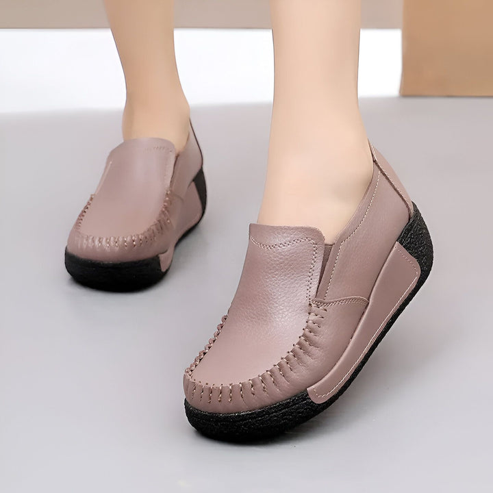 Mocassins en cuir rose portés par une femme. Chaussures confortables avec semelle compensée noire. Détails cousus sur le dessus. Mode féminine, chaussures de ville, look décontracté., 45286892896437,45286892929205,45286892961973,45286892994741,45286893027509,45286893060277,45286893093045,45286893125813,45286893158581,45286893191349,45286893224117,45286893256885,45286893289653,45286893322421,45286893355189,45286893387957,45286893420725,45286893453493,45286893486261,45286893519029,45286893551797,45286