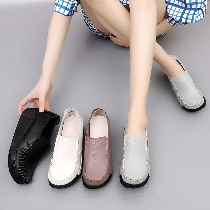 Image d'une femme assise montrant une collection de mocassins en cuir confortables de différentes couleurs : noir, blanc, marron et gris., 45286892896437,45286892929205,45286892961973,45286892994741,45286893027509,45286893060277,45286893093045,45286893125813,45286893158581,45286893191349,45286893224117,45286893256885,45286893289653,45286893322421,45286893355189,45286893387957,45286893420725,45286893453493,45286893486261,45286893519029,45286893551797,45286893584565,45286893617333,45286893650101,4528689368