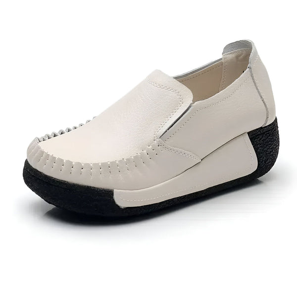 Mocassin compensé en cuir blanc pour femme, style décontracté et confortable, avec semelle noire contrastée. Chaussure facile à enfiler, idéale pour un usage quotidien., 45286892896437,45286892929205,45286892961973,45286892994741,45286893027509,45286893060277,45286893093045,45286893125813,45286893158581,45286893191349,45286893224117,45286893256885,45286893289653,45286893322421,45286893355189,45286893387957,45286893420725,45286893453493,45286893486261,45286893519029,45286893551797,45286893584565,4528