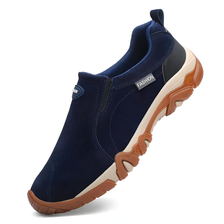 Chaussure décontractée bleu marine pour homme, style mocassin sans lacets. Semelle épaisse marron et beige offrant confort et adhérence. Étiquette "FASHION" visible. Idéal pour une tenue décontractée et confortable au quotidien., 45286926975157,45286927007925,45286927040693,45286927073461,45286927106229,45286927138997,45286927171765,45286927204533,45286927237301,45286927270069,45286927302837,45286927335605,45286927368373,45286927401141,45286927433909,45286927466677,45286927499445,45286927532213,45