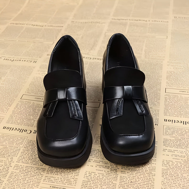 Paire de mocassins noirs à plateforme avec nœuds, posés sur un fond de journal vintage. Chaussures élégantes et confortables pour un look rétro-chic., 45286630883509,45286630916277,45286630949045,45286630981813,45286631014581,45286631047349,45286631080117,45286631112885,45286631145653,45286631178421,45286631211189,45286631243957,45286631276725,45286631309493