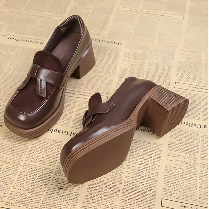 Deux chaussures marron de style mocassins à talons épais sur un fond de journal. Chaussures élégantes et confortables, idéales pour un look rétro ou décontracté., 45286630883509,45286630916277,45286630949045,45286630981813,45286631014581,45286631047349,45286631080117,45286631112885,45286631145653,45286631178421,45286631211189,45286631243957,45286631276725,45286631309493