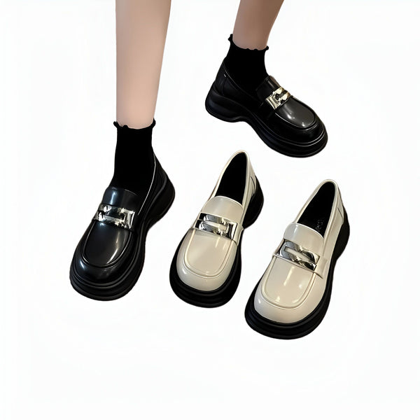 Image de trois paires de mocassins à plateforme : une paire noire portée avec des chaussettes noires, et deux paires blanches. Les chaussures ont une boucle argentée sur le dessus. Chaussures de mode pour femmes., 45286686064821,45286686097589,45286686130357,45286686163125,45286686195893,45286686228661,45286686261429,45286686294197,45286686326965,45286686359733