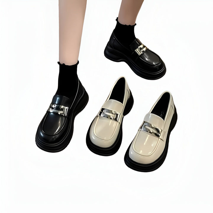 Image de trois paires de mocassins à plateforme : une paire noire portée avec des chaussettes noires, et deux paires blanches. Les chaussures ont une boucle argentée sur le dessus. Chaussures de mode pour femmes., 45286686064821,45286686097589,45286686130357,45286686163125,45286686195893,45286686228661,45286686261429,45286686294197,45286686326965,45286686359733