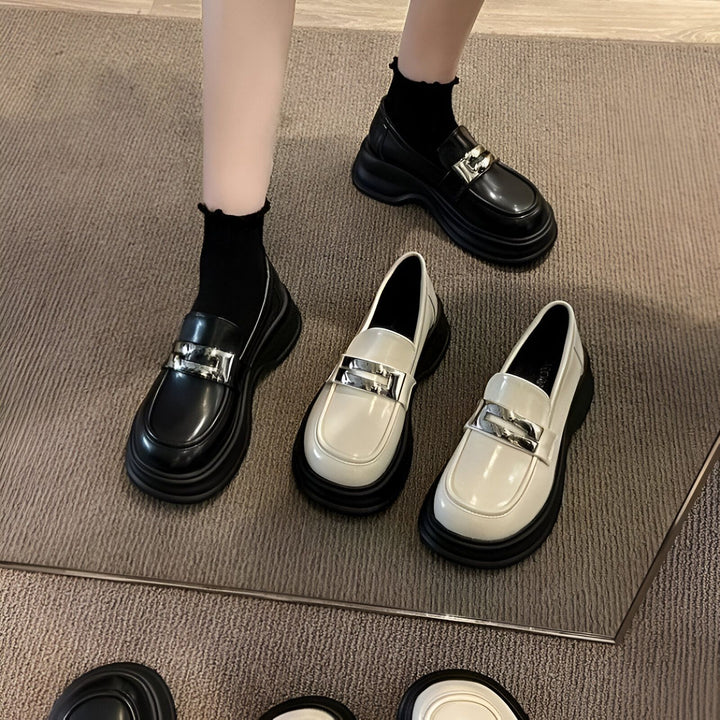 Gros plan sur des mocassins à plateforme avec boucle argentée, un modèle noir porté avec des chaussettes et une paire blanche. Chaussures de mode avec semelle épaisse., 45286686064821,45286686097589,45286686130357,45286686163125,45286686195893,45286686228661,45286686261429,45286686294197,45286686326965,45286686359733