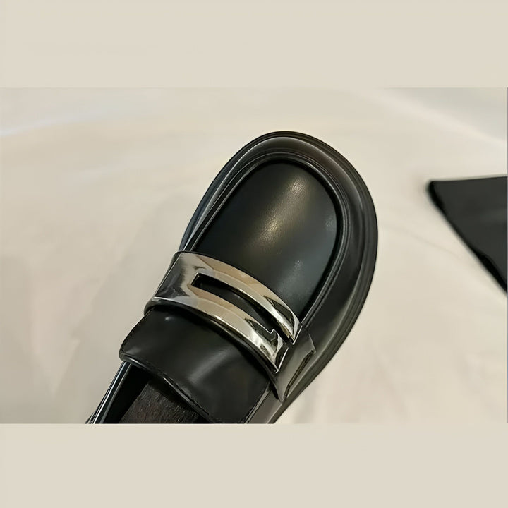 Mocassin noir en cuir avec boucle argentée. Chaussure élégante et confortable, idéale pour un look chic et décontracté. Mode femme, accessoires de style., 45286686064821,45286686097589,45286686130357,45286686163125,45286686195893,45286686228661,45286686261429,45286686294197,45286686326965,45286686359733