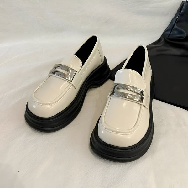 Paire de mocassins épais blancs avec boucle argentée. Chaussures de mode femme à semelle compensée noire, style décontracté et élégant., 45286686064821,45286686097589,45286686130357,45286686163125,45286686195893,45286686228661,45286686261429,45286686294197,45286686326965,45286686359733