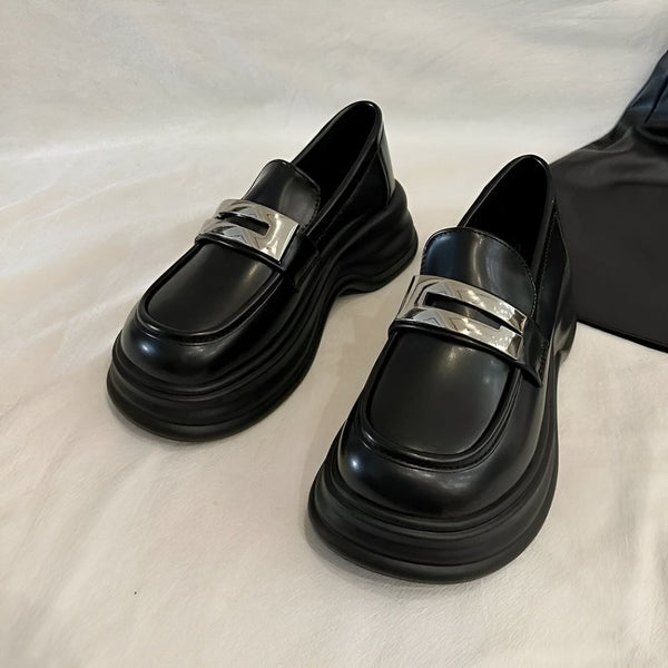 Mocassins noirs à plateforme épaisse avec boucle argentée. Chaussures élégantes et tendance., 45286686064821,45286686097589,45286686130357,45286686163125,45286686195893,45286686228661,45286686261429,45286686294197,45286686326965,45286686359733