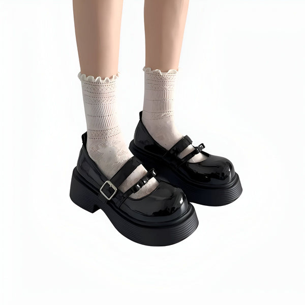 Deux pieds portant des chaussettes blanches à volants et des chaussures Mary Jane vernies noires à plateforme. Style Lolita ou preppy. Tendance mode., 45286684721333,45286684754101,45286684786869,45286684819637,45286684852405,45286684885173,45286684917941,45286684950709,45286684983477,45286685016245,45286685049013,45286685081781