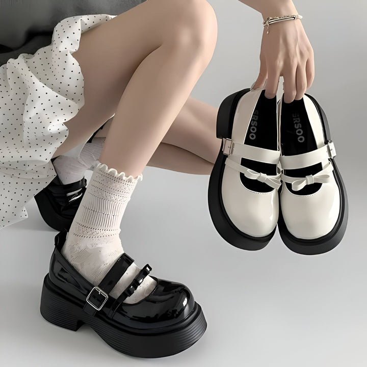 Gros plan de chaussures Mary Janes à plateforme noires vernies portées avec des chaussettes blanches à volants. Une main tient une paire similaire, blanche avec des nœuds. Mode kawaii., 45286684721333,45286684754101,45286684786869,45286684819637,45286684852405,45286684885173,45286684917941,45286684950709,45286684983477,45286685016245,45286685049013,45286685081781