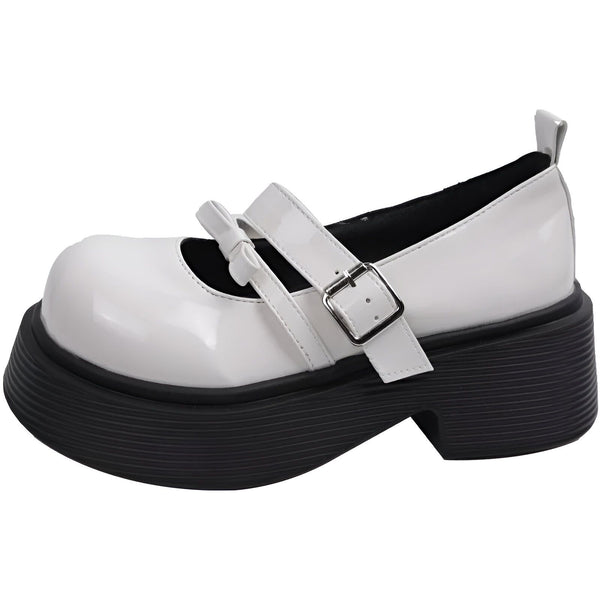 Chaussure Mary Jane blanche vernie à plateforme noire. Style gothique, boucles argentées, lanière décorative avec noeud. Chaussure de mode., 45286684721333,45286684754101,45286684786869,45286684819637,45286684852405,45286684885173,45286684917941,45286684950709,45286684983477,45286685016245,45286685049013,45286685081781