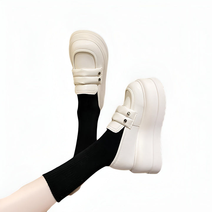 Chaussures à plateforme blanches de style mocassins portées avec des chaussettes noires. Style décontracté, tendance et confortable. Idéal pour un look mode audacieux., 45286956138677,45286956171445,45286956204213,45286956236981,45286956269749