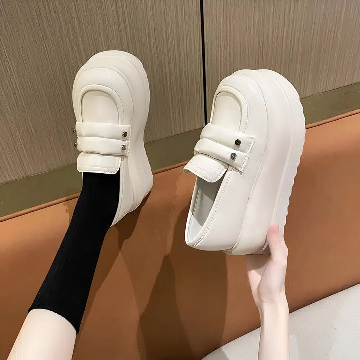 Chaussures compensées blanches de style mocassin avec chaussettes noires. Élégant et tendance., 45286956138677,45286956171445,45286956204213,45286956236981,45286956269749