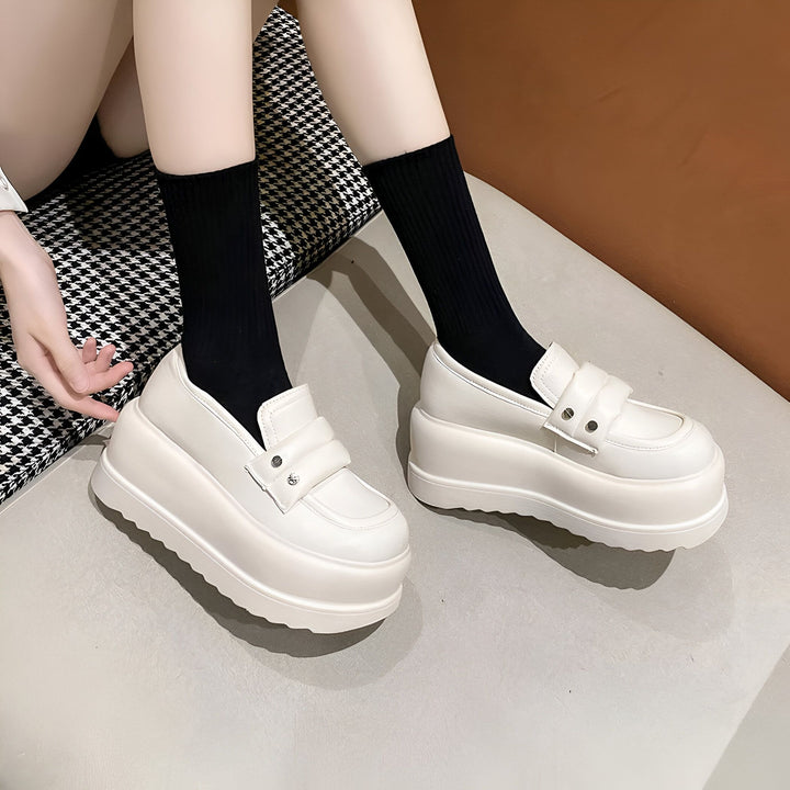 Chaussures compensées blanches de style mocassins, portées avec des chaussettes noires montantes. Style mode urbaine., 45286956138677,45286956171445,45286956204213,45286956236981,45286956269749