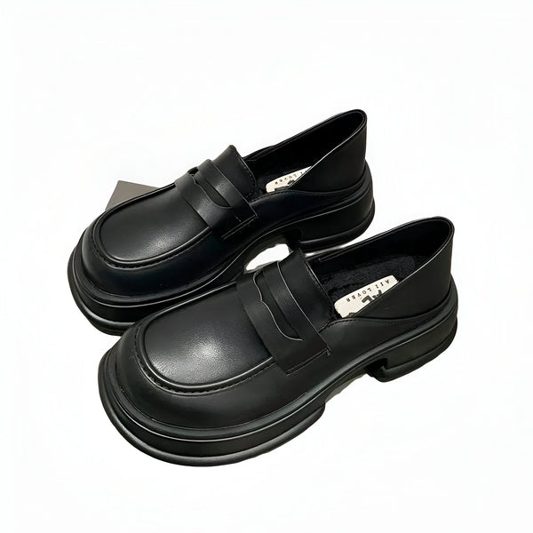 Deux mocassins noirs à semelles épaisses. Chaussures élégantes et confortables. Mode automne-hiver., 45286864421045,45286864453813,45286864486581,45286864519349,45286864552117