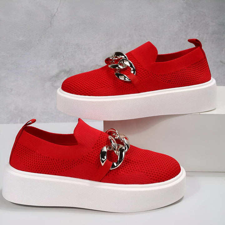 Deux espadrilles rouges à semelles compensées blanches et ornées d'une chaîne argentée. Chaussures de sport décontractées et tendance., 45286881886389,45286881919157,45286881951925,45286881984693,45286882017461,45286882050229,45286882082997,45286882115765,45286882148533,45286882181301,45286882214069,45286882246837,45286882279605,45286882312373,45286882345141,45286882377909,45286882410677,45286882443445,45286882476213,45286882508981,45286882541749,45286882574517,45286882607285,45286882640053,4528688