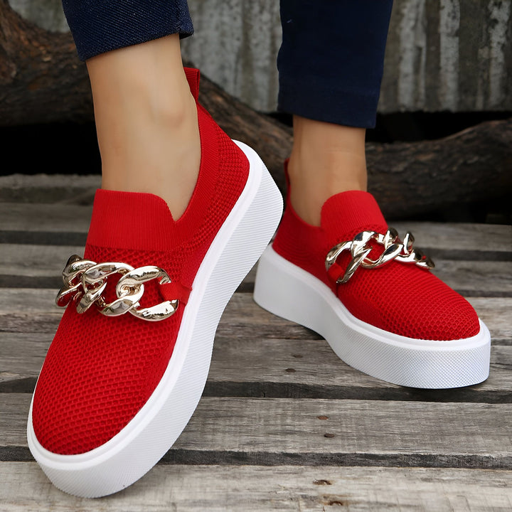Chaussures slip-on rouges à semelle plateforme blanche, ornées d'une chaîne dorée sur le dessus. Vue rapprochée des chaussures portées sur une surface en bois. Mode et style., 45286881886389,45286881919157,45286881951925,45286881984693,45286882017461,45286882050229,45286882082997,45286882115765,45286882148533,45286882181301,45286882214069,45286882246837,45286882279605,45286882312373,45286882345141,45286882377909,45286882410677,45286882443445,45286882476213,45286882508981,45286882541749,4528688257451