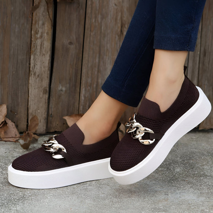 Gros plan sur une paire d'espadrilles marron avec une chaîne argentée, portées par une personne en jean bleu. Chaussures décontractées et tendance., 45286881886389,45286881919157,45286881951925,45286881984693,45286882017461,45286882050229,45286882082997,45286882115765,45286882148533,45286882181301,45286882214069,45286882246837,45286882279605,45286882312373,45286882345141,45286882377909,45286882410677,45286882443445,45286882476213,45286882508981,45286882541749,45286882574517,45286882607285,45286882640