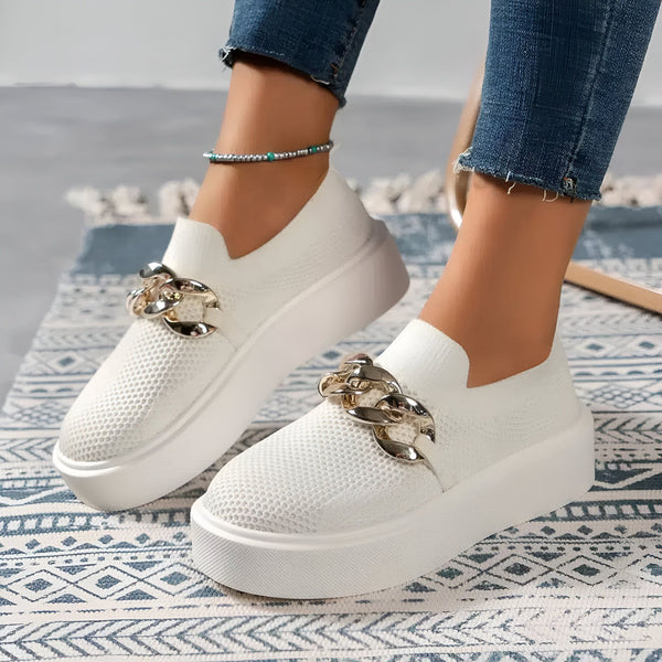 Chaussures de sport blanches à enfiler pour femme, ornées d'une chaîne décorative argentée. Portées avec un jean et une chaîne de cheville., 45286881886389,45286881919157,45286881951925,45286881984693,45286882017461,45286882050229,45286882082997,45286882115765,45286882148533,45286882181301,45286882214069,45286882246837,45286882279605,45286882312373,45286882345141,45286882377909,45286882410677,45286882443445,45286882476213,45286882508981,45286882541749,45286882574517,45286882607285,45286882640053,45