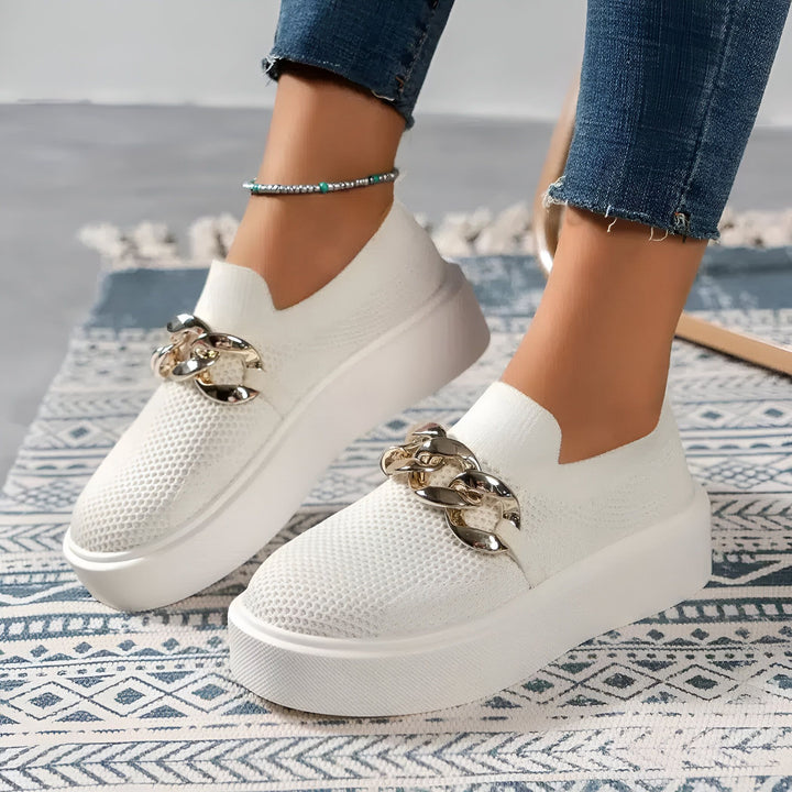 Chaussures de sport blanches à enfiler pour femme, ornées d'une chaîne décorative argentée. Portées avec un jean et une chaîne de cheville., 45286881886389,45286881919157,45286881951925,45286881984693,45286882017461,45286882050229,45286882082997,45286882115765,45286882148533,45286882181301,45286882214069,45286882246837,45286882279605,45286882312373,45286882345141,45286882377909,45286882410677,45286882443445,45286882476213,45286882508981,45286882541749,45286882574517,45286882607285,45286882640053,45