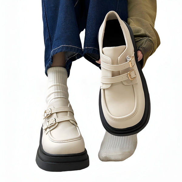 Chaussures de ville pour femme, style mocassins à plateforme, couleur crème avec boucles dorées et semelle noire épaisse. Mode automne-hiver., 45286872547509,45286872580277,45286872613045,45286872645813,45286872678581,45286872711349,45286872744117,45286872776885,45286872809653,45286872842421,45286872875189,45286872907957