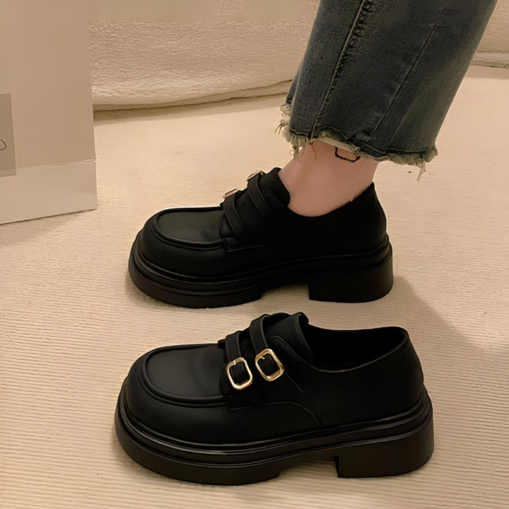 Chaussures à plateforme noires avec boucles dorées, style mocassins. Une personne porte une chaussure, jean décontracté. Mode chaussures femme, tendance chaussures à semelle épaisse., 45286872547509,45286872580277,45286872613045,45286872645813,45286872678581,45286872711349,45286872744117,45286872776885,45286872809653,45286872842421,45286872875189,45286872907957