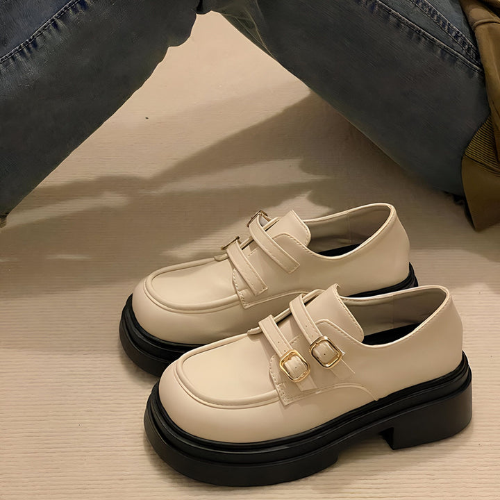 Gros plan sur une paire de chaussures derby crème à plateforme noire. Sangles réglables avec boucles dorées. Mode chaussures élégantes et confortables., 45286872547509,45286872580277,45286872613045,45286872645813,45286872678581,45286872711349,45286872744117,45286872776885,45286872809653,45286872842421,45286872875189,45286872907957
