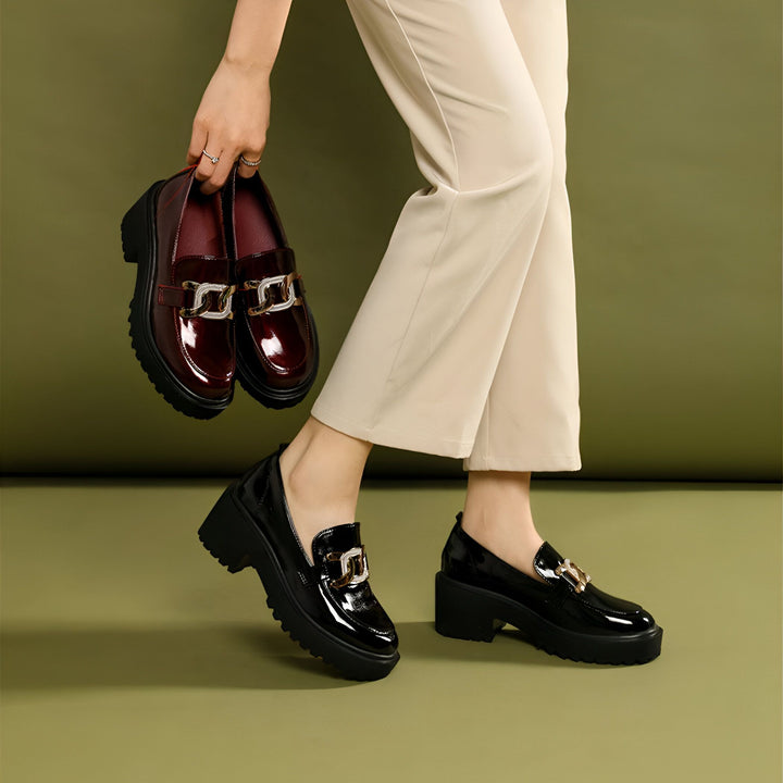 Mocassins à plateforme pour femmes, en cuir verni noir et bordeaux, avec boucle dorée, sur fond vert olive. Chaussures élégantes et tendance., 45286835781813,45286835814581,45286835847349,45286835880117,45286835912885,45286835945653,45286835978421,45286836011189,45286836043957,45286836076725,45286836109493,45286836142261,45286836175029,45286836207797