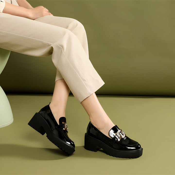 Gros plan sur une femme assise portant des mocassins noirs vernis à plateforme, associés à un pantalon beige décontracté. Style moderne et élégant pour une tenue confortable., 45286835781813,45286835814581,45286835847349,45286835880117,45286835912885,45286835945653,45286835978421,45286836011189,45286836043957,45286836076725,45286836109493,45286836142261,45286836175029,45286836207797