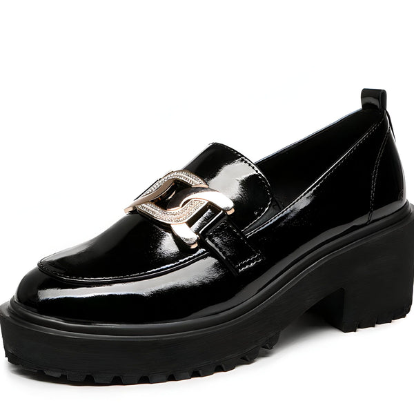 Mocassin noir verni à semelle compensée épaisse, orné d'une boucle décorative dorée et strassée. Chaussure élégante et tendance pour femme., 45286835781813,45286835814581,45286835847349,45286835880117,45286835912885,45286835945653,45286835978421,45286836011189,45286836043957,45286836076725,45286836109493,45286836142261,45286836175029,45286836207797