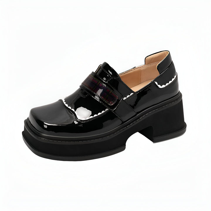 Chaussure Mary Jane noire vernie à plateforme, avec bride à motif tartan et bordure festonnée blanche. Style preppy et tendance., 45286832013493,45286832046261,45286832079029,45286832111797,45286832144565,45286832177333,45286832210101
