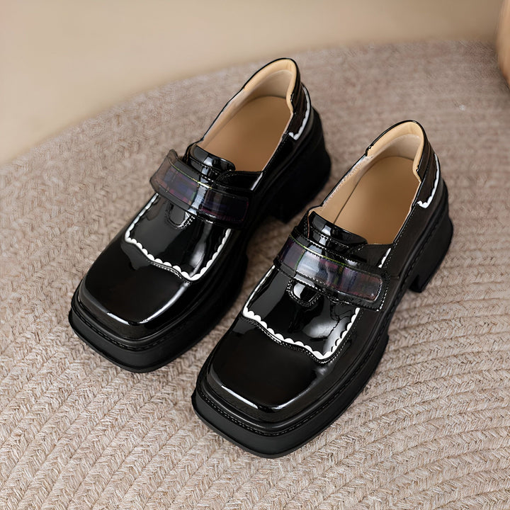 Deux chaussures vernies noires à plateforme avec brides à carreaux et bordure blanche fantaisie., 45286832013493,45286832046261,45286832079029,45286832111797,45286832144565,45286832177333,45286832210101