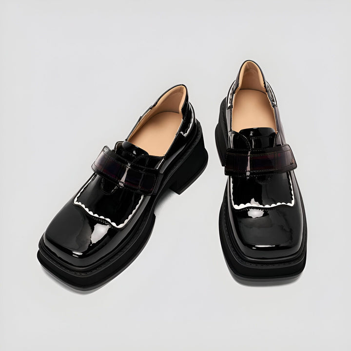 Deux chaussures vernies noires avec brides à carreaux et semelles compensées épaisses. Bordure blanche dentelée. Chaussures de style Mary Jane., 45286832013493,45286832046261,45286832079029,45286832111797,45286832144565,45286832177333,45286832210101