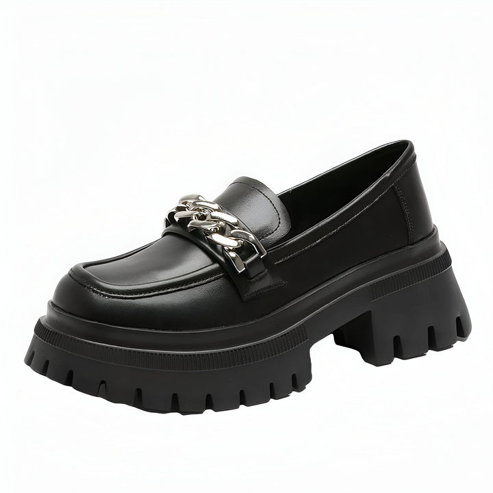 Mocassin noir à semelle compensée avec une chaîne argentée décorative. Chaussure élégante et tendance, idéale pour un look moderne et confortable. Mode femme, chaussures de ville., 45286834798773,45286834831541,45286834864309,45286834897077,45286834929845,45286834962613